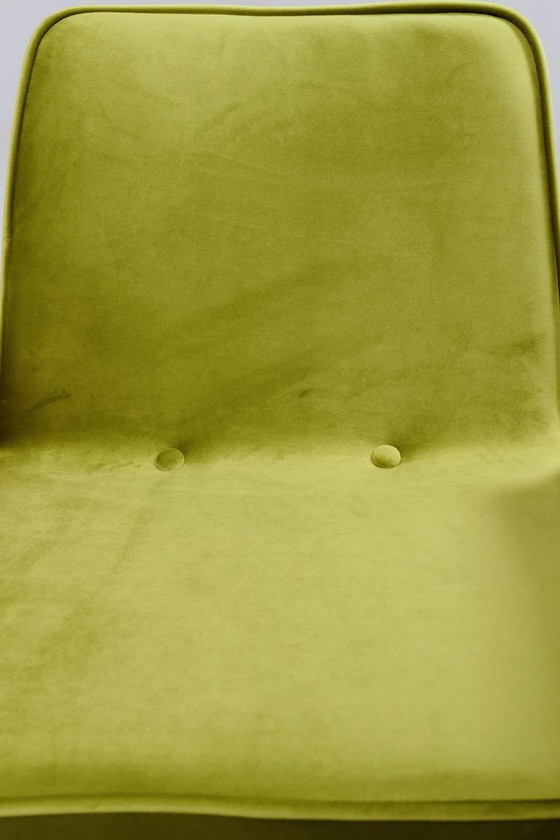 Image 1 of Sillón moderno de terciopelo verde lima diseñado por Chierowsky.