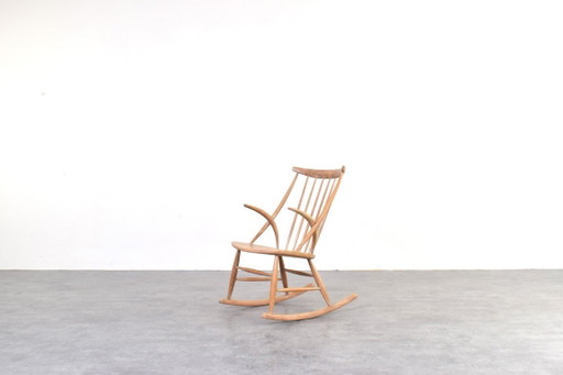 Fauteuil à bascule en chêne style Mid-Century par Illum Wikkelsø pour Niels Eilersen, années 1950.