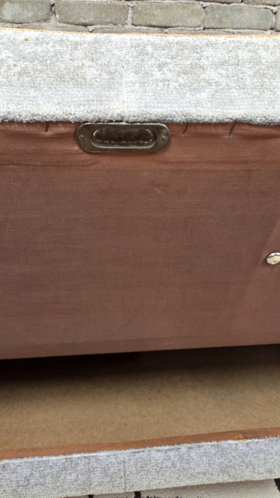 Image 1 of Vintage Scandinavische slaapbank uit de jaren 60/70 – gebeitst hout en tweekleurige stof.