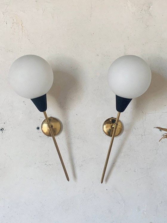 Image 1 of Een paar vintage wandlampen van messing en opaalglas.