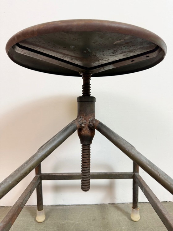 Image 1 of Tabouret pivotant industriel en fer, hauteur réglable, années 1960