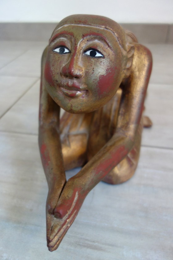 Image 1 of Standbeeld van een Birmese boeddhistische monnik in gebed, 19e eeuw