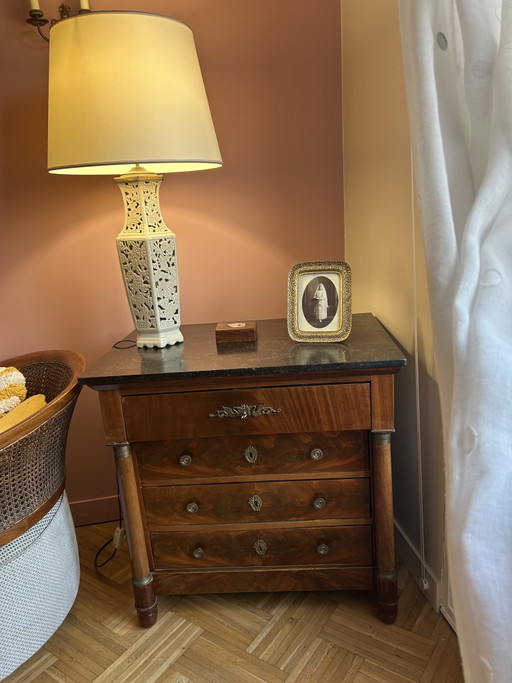 Commode in Empire-stijl uit de 19e eeuw, vervaardigd uit gevlamd mahoniehout – origineel zwart marmeren blad intact

