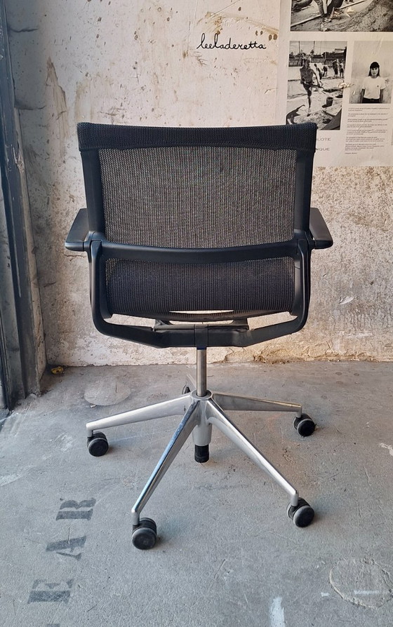 Image 1 of Chaise de bureau VITRA Physix réglable en maille noire sur roulettes