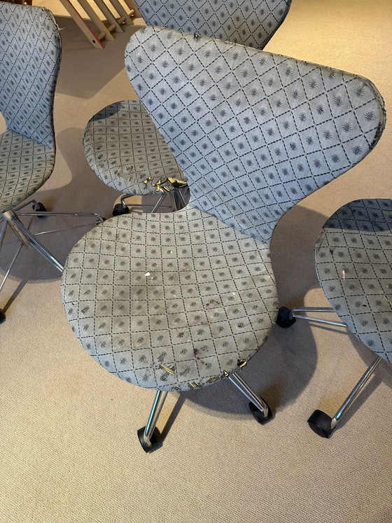 4 x Fritz Hansen Series 7 Chairs, Arne Jacobsen, Original Osborne & Little Fabric, Swivel chairs, Chrome (photo 4 of 15)