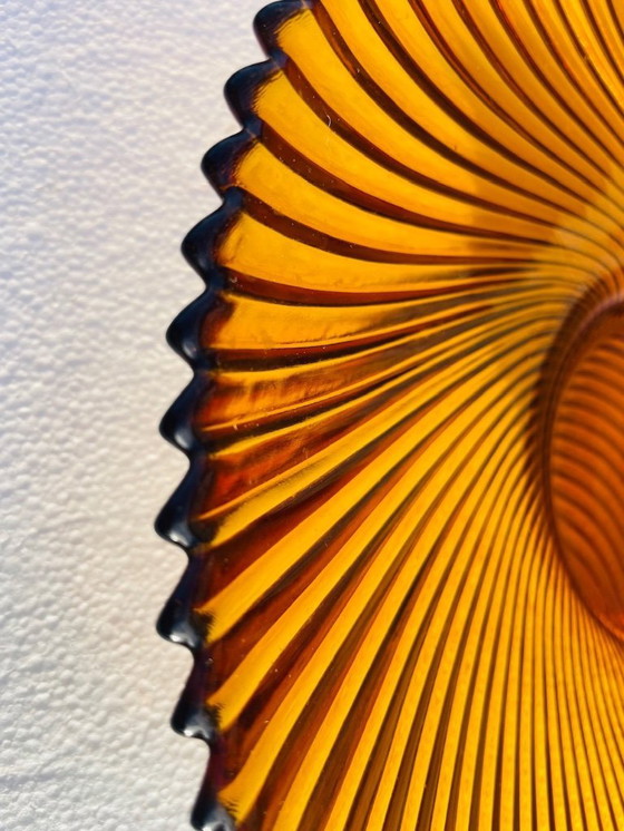 Image 1 of Coupe à fruits vintage en verre ambré à motifs tourbillonnants, style milieu du siècle, années 1970