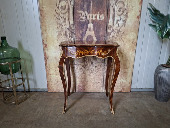 Image 1 of Klassieke tafel met lade gemaakt van fineer van diverse houtsoorten, voorzien van messing beslag, afm. 58x38cm en 73cm hoog.