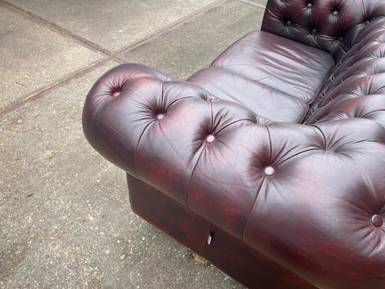Image 1 of Sofá Chesterfield inglés de cuero color burdeos.