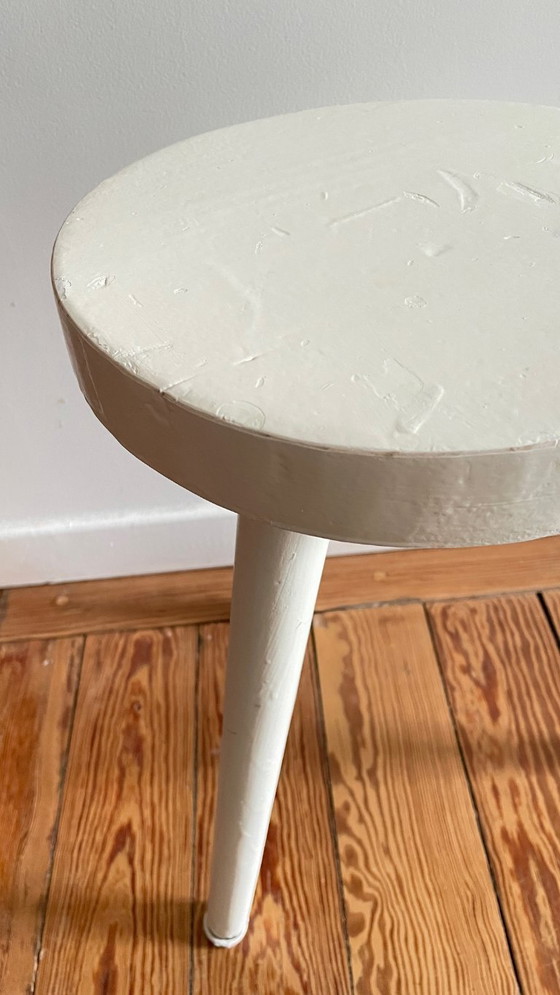 Image 1 of Tabouret tripode bois blanc vintage