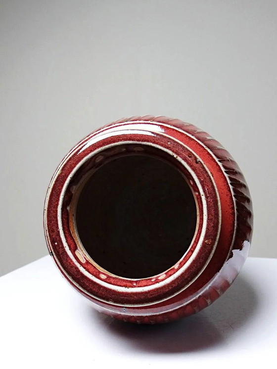 Vaso in gres smaltato color sangue di bue con costolature, opera di laboratorio del XX secolo. – Vasi (photo 7 of 10)