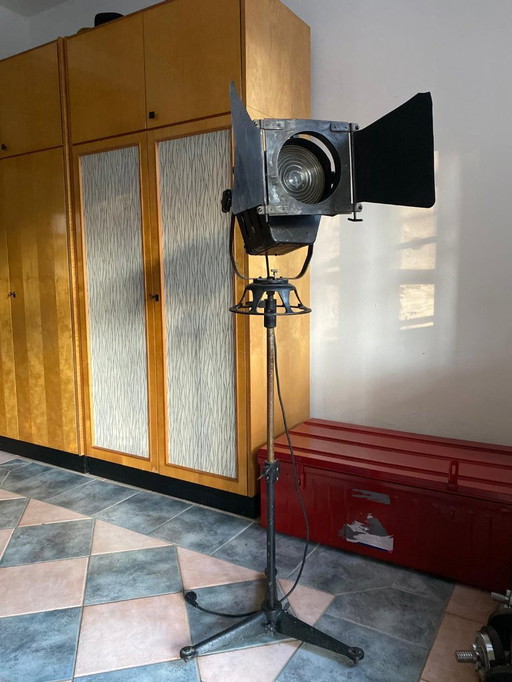 Foco de cine/teatro original de época (lugar de Fresnel); Fabricante: K. Weinert Berlín