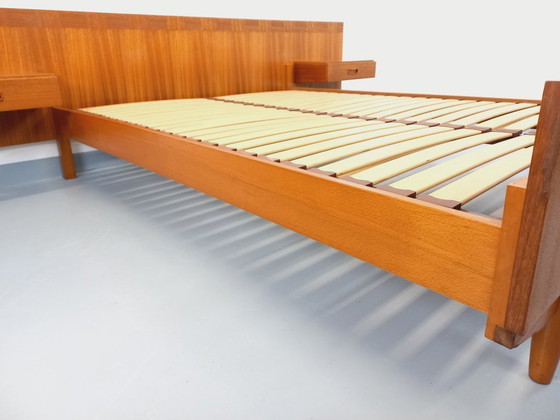 Image 1 of Letto matrimoniale vintage scandinavo in teak degli anni '60 con comodini integrati e base a doghe.
