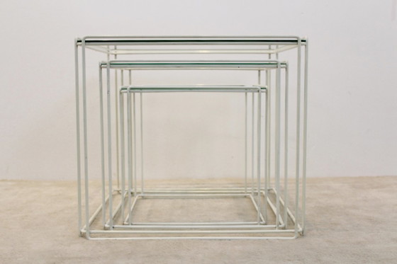 Tables gigognes Isocele graphiques de Max Sauze pour Atrow, Tables d'appoint, polished steel, Verre, Blanc (photo 4 sur 9)