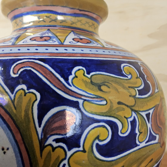 Image 1 of Vintage Majolica Italiaanse Vaas met leeuw-rampant (Hoogte 27cm) kleurrijke vaas (handgemaakt)