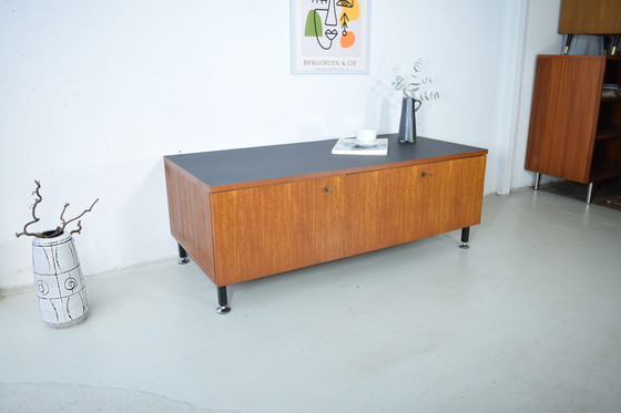 Image 1 of Buffet en teck des années 1960, commode basse vintage style milieu du siècle