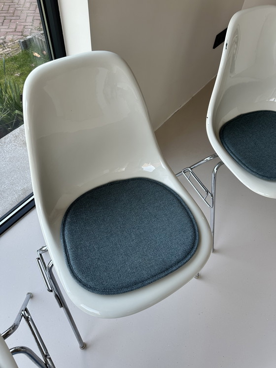 Image 1 of 6x Herman miller Eames DSR Fiberglass kuip stoelen stapelbaar