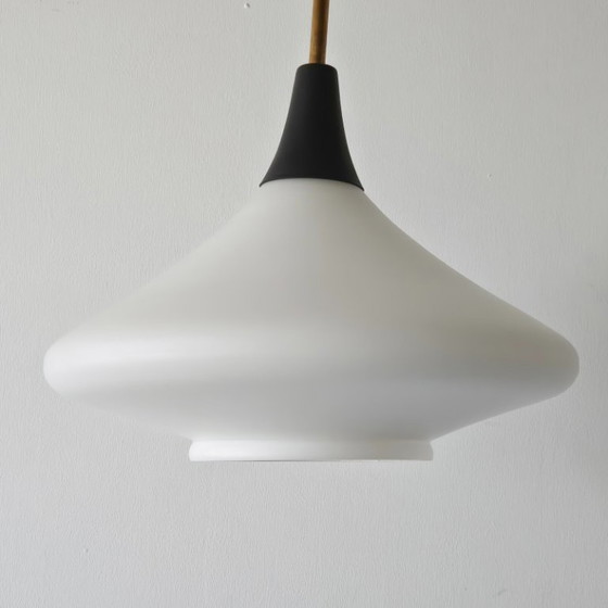 Image 1 of Vintage Arlus House hanglamp uit de jaren 50 in opaalglas, messing en metaal.