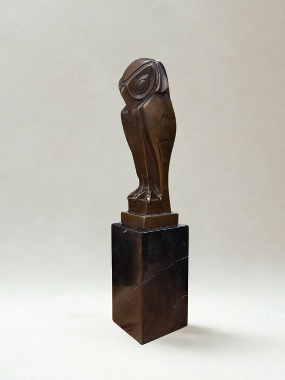 Image 1 of Bronzen sculptuur gesigneerd Coenrad – Gestileerde uil – Marmeren sokkel – Parijs
