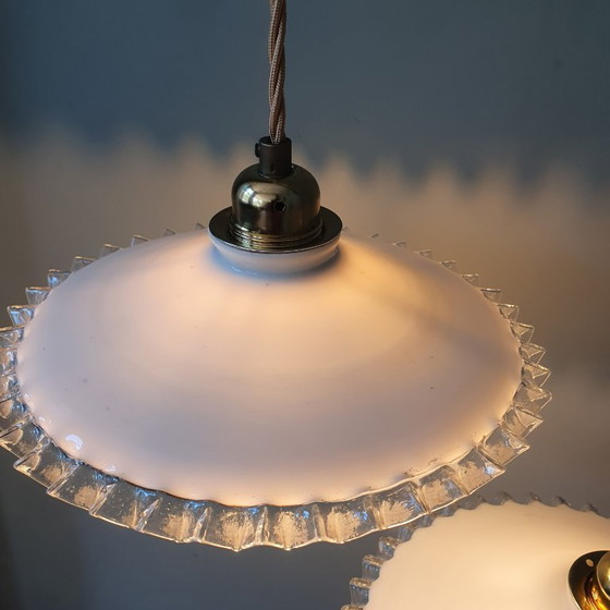 Set di Lampade a sospensione Vintage in Vetro Opalino Bianco. Modello 'Pie crust' – Metallo (photo 13 of 21)
