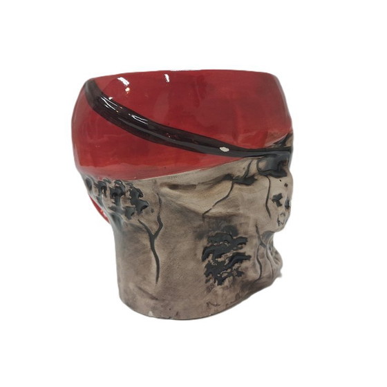 Image 1 of Mug en céramique émaillée en forme de crâne de pirate