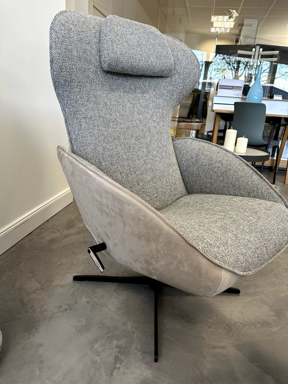 Image 1 of Poltrona Jori con sgabello incluso