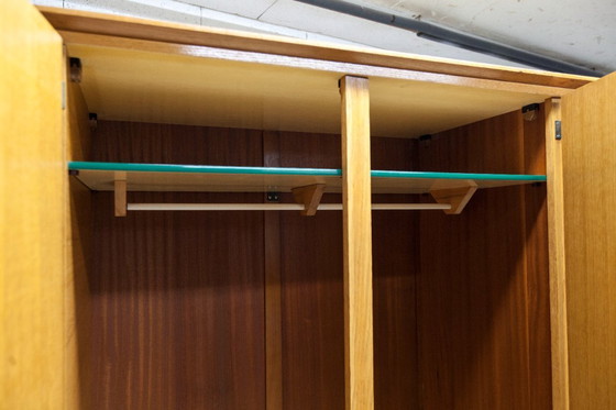 Image 1 of Französischer Kleiderschrank mit geschwungenen Beinen, 3 Türen, 1 Spiegel (27 x 130 cm) und 1 Schublade