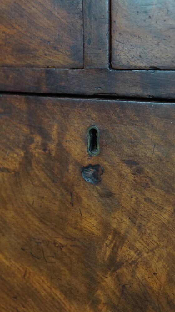 Image 1 of Gran cómoda antigua inglesa doble de principios del siglo XIX con 5 cajones.