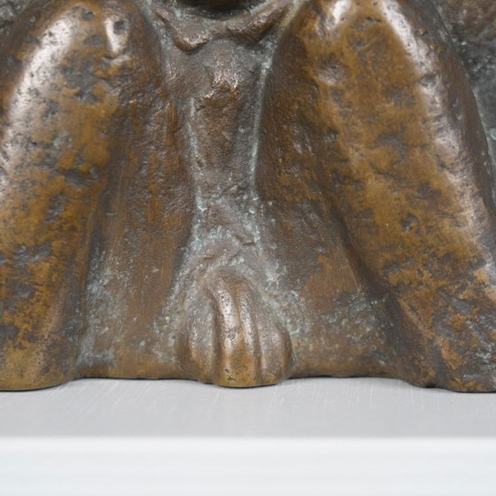 Bronzeskulptur einer kauernden männlichen Figur, signiert LN – Bildhauerei (photo 8 of 10)