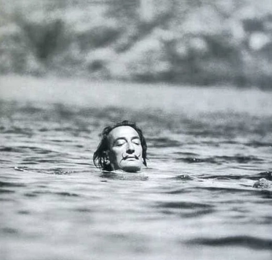 Image 1 of Salvador Dali: "Zwemmende Dali”. Gesigneerd in de plaat.  In uitstekende staat. 