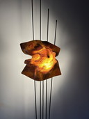 Lampada da terra artistica dal carattere scultoreo e dalla luce calda