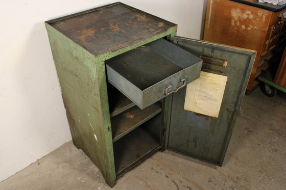 Image 1 of Armoire métallique industrielle antique • Armoire d'atelier vintage verte patinée • Style loft et usine