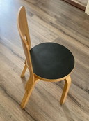 Mesa de comedor Alvar Aalto con 4 sofás