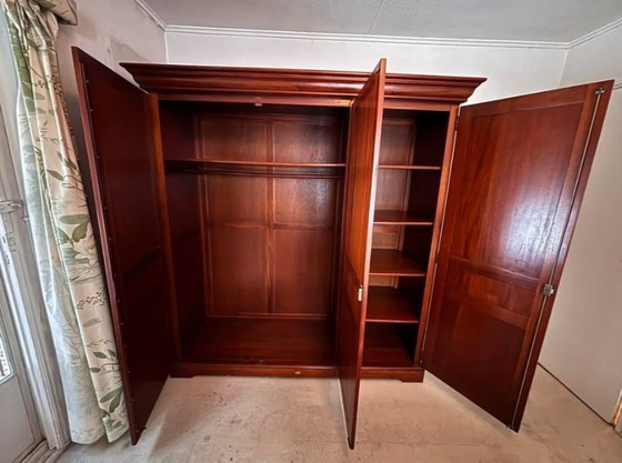 Image 1 of Armoire en bois à 3 portes, 2/3 d'espace penderie et 1/3 d'espace étagère