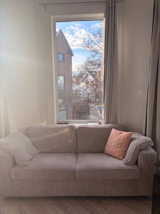 Image 1 of Divano a due posti grigio chiaro