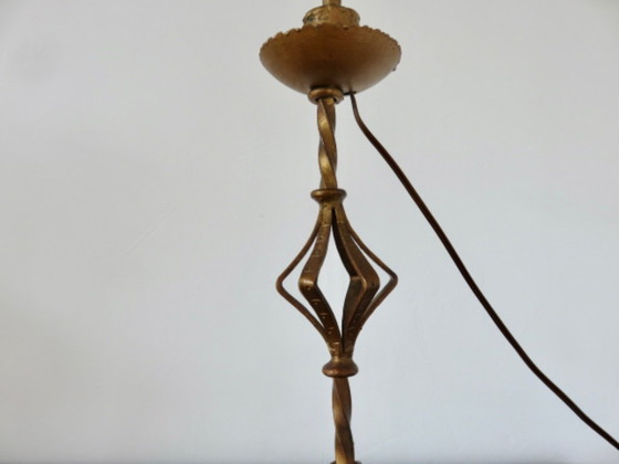 Image 1 of Grote smeedijzeren lamp met een gouden patina in de "art & crafts"-stijl.