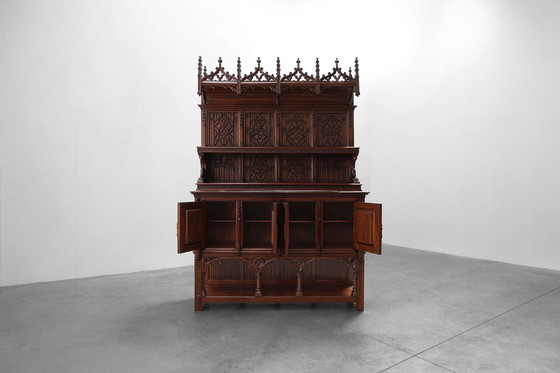 Image 1 of Rare grande armoire néogothique en chêne du début du 19e siècle, sculptée à la main