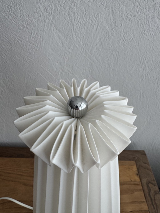 Image 1 of Vintage tafellamp jaren 80 wit met kunststof geplooide kap