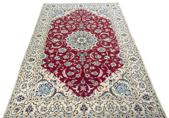 Image 1 of Tappeto persiano Nain 9La annodato a mano con contenuto di seta - 267 x 167 cm - Fondo rosso con ornamenti floreali