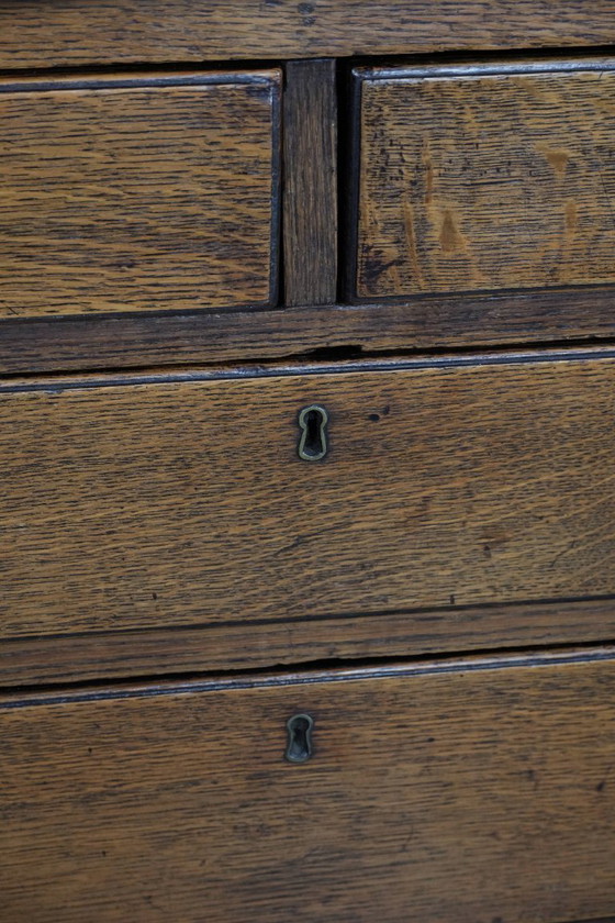 Image 1 of Commode anglaise ancienne en chêne du XVIIIe siècle
