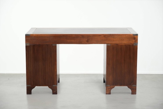 Image 1 of Oud houten Engels bureau uit begin 20e eeuw in campaign style met messing elementen en een groen lederen blad