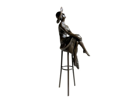 Image 1 of Elegante Bronzeskulptur Frau mit Hut