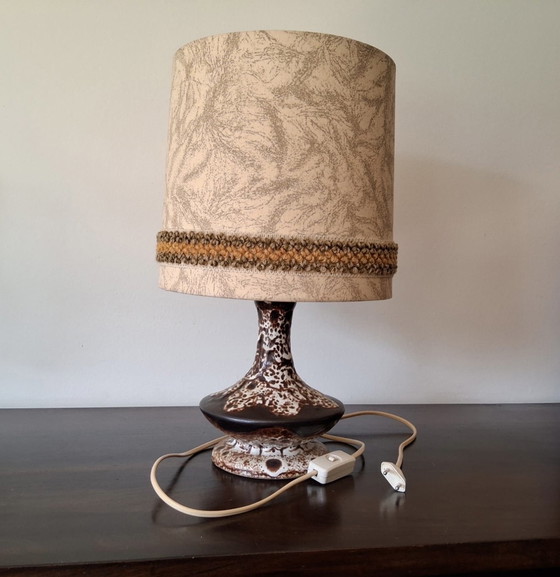 Image 1 of Duitse keramische tafellamp met originele stoffen kap jaren 60/70
