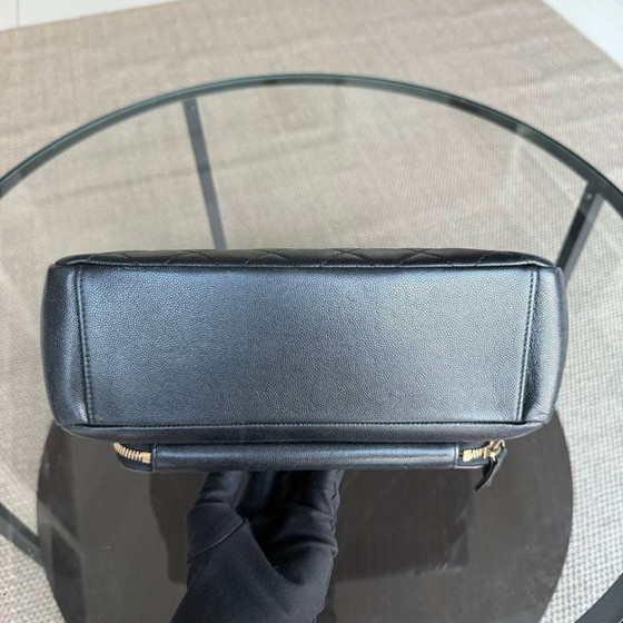 Image 1 of Sac Chanel Business Affinity Grand Modèle - 27 cm, cuir caviar matelassé noir, finitions dorées, Série 23
