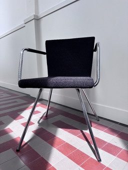 Silla de diseño Lande Hopper CE: asiento de tela texturizada negra y estructura cromada.