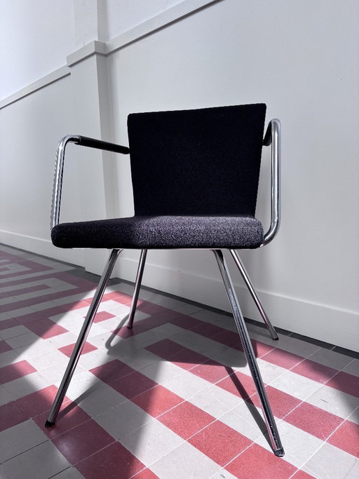 Silla de diseño Lande Hopper CE: asiento de tela texturizada negra y estructura cromada.