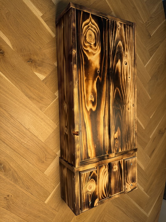 Image 1 of Armadietto/contenitore- Legno di abete rosso bruciato - Pezzo unico per interni