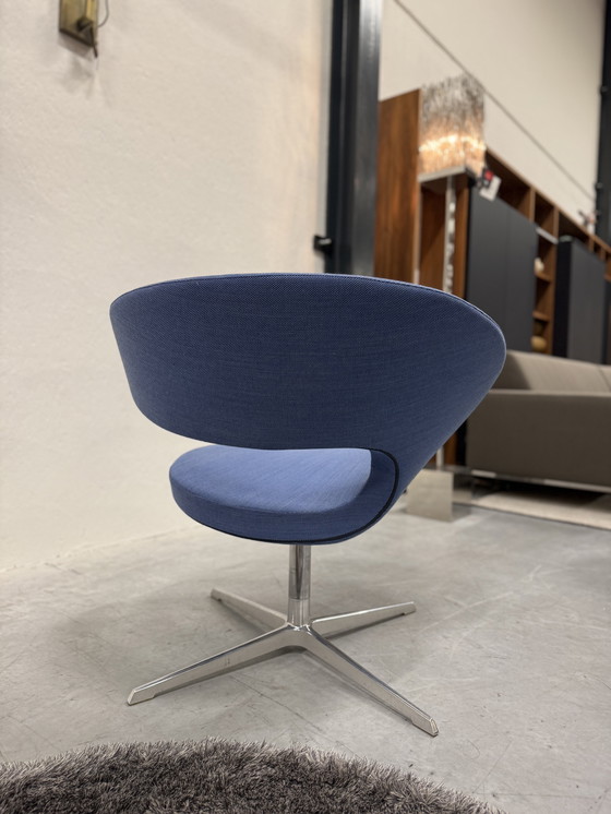 Image 1 of Sillón giratorio Varier Peel Club de tela azul