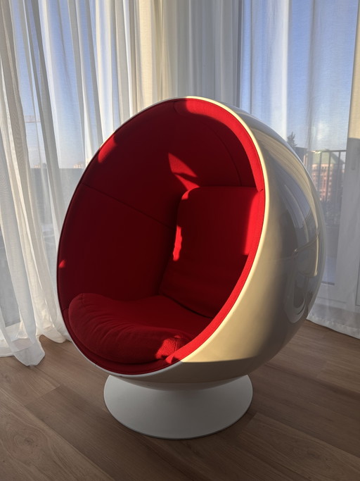 Fauteuil Ball d'Eero Aarnio en rouge classique – draaistoelen, Aluminium, Fiberglass