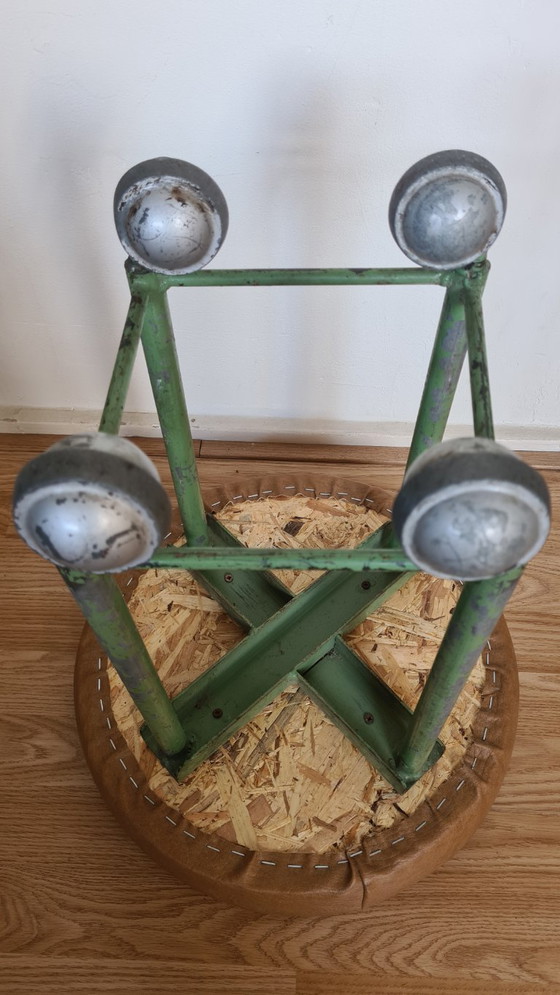 Image 1 of Vintage krukje met wieltjes - industrieel atelier werkplaats