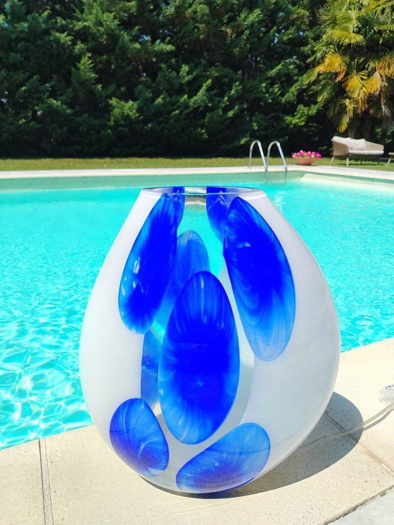 Image 1 of Lampada da tavolo in vetro di Murano soffiato a mano bianco opalescente con decori incalmo blu cobalto